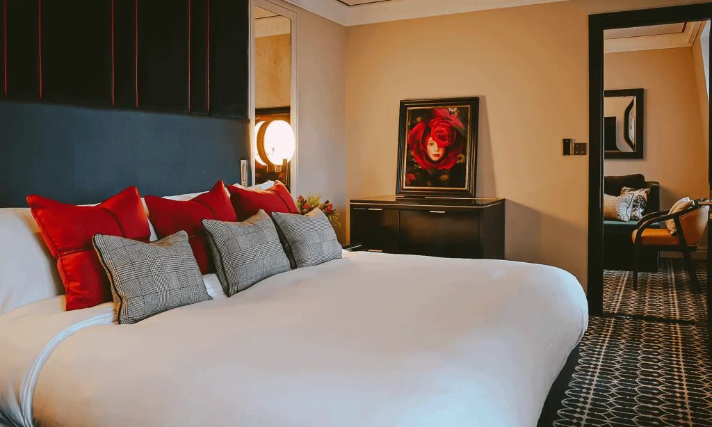 Gemütliches Schlafzimmer mit Doppelbett und Kunstwerk an der Wand