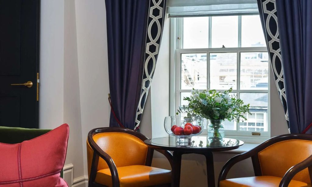 Sitzecke mit Glasplatte Tisch und Blick aus dem Fenster
