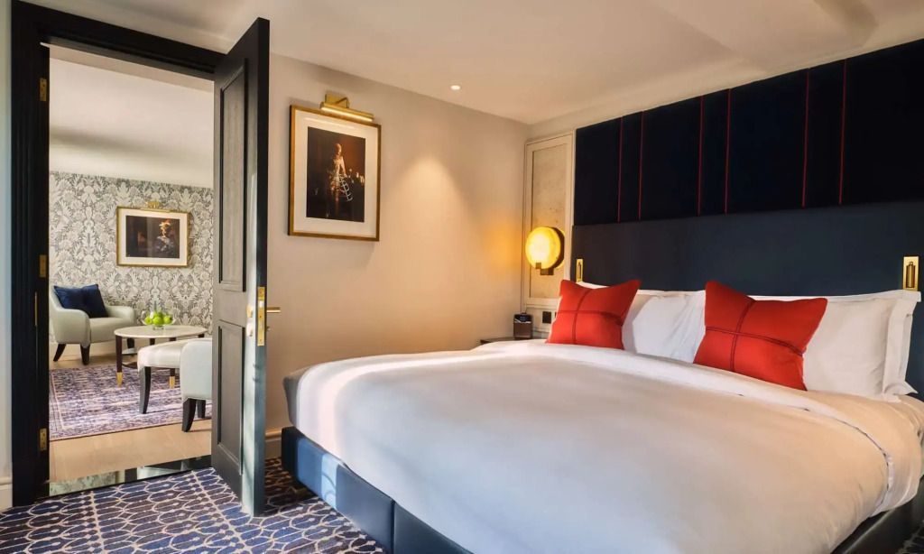 Elegantes Doppelbett in der Loft Doppel Suite mit dekorativen Kissen