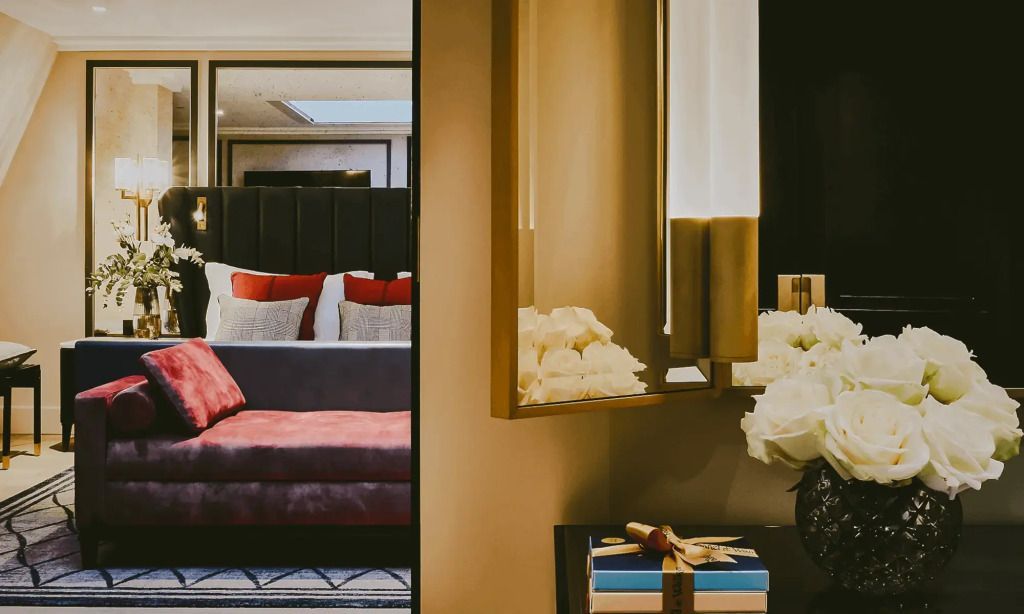 Dekoratives Schlafzimmer mit gepolstertem Kopfteil und eleganten Details