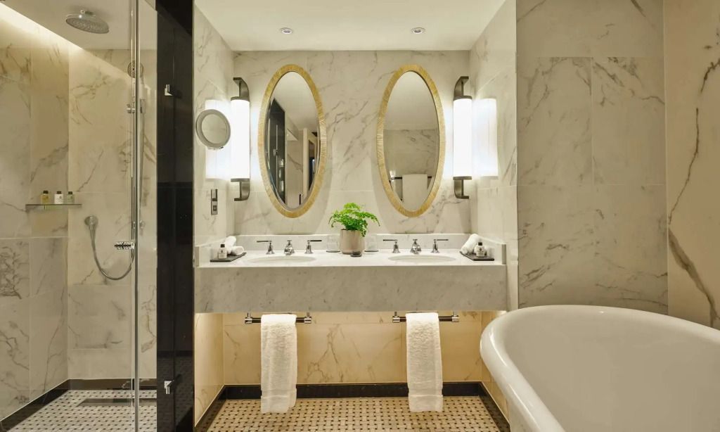 Modernes Badezimmer mit zwei Waschbecken und ovalen Spiegeln