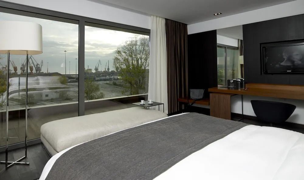 Moderne Business Doppel Suite mit Blick auf den Hafen durch ein großes Fenster