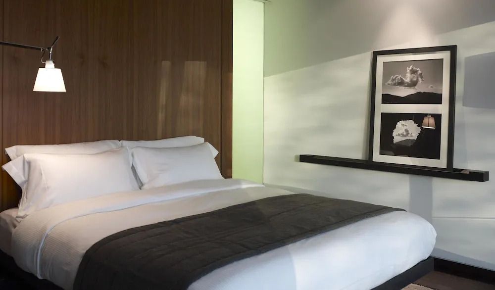 Gemütliche Business Doppel Suite mit stilvollem Holzakzent und Kunst an der Wand