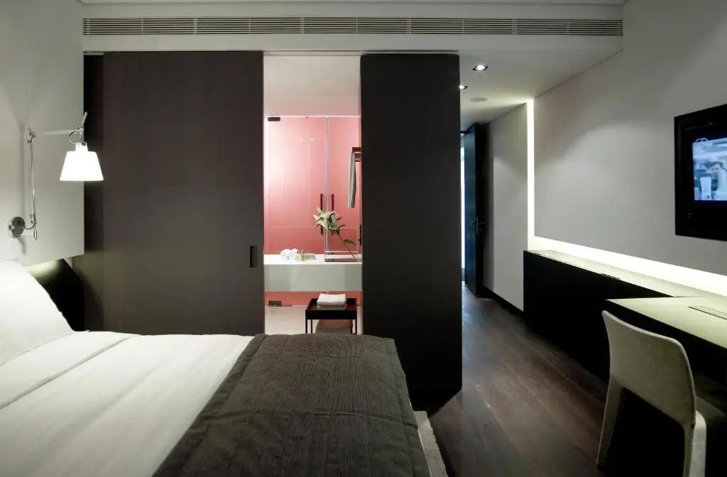 Modernes Hotelzimmer mit Blick ins Bad, stilvolle Einrichtung.