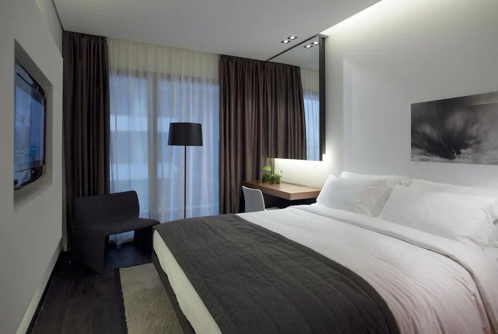 Elegantes Schlafzimmer mit Doppelbett und stilvoller Beleuchtung in moderner Suite