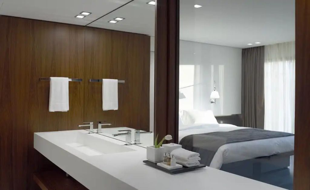 Badezimmer mit luxuriösem Waschbereich und Sicht auf das Schlafzimmer