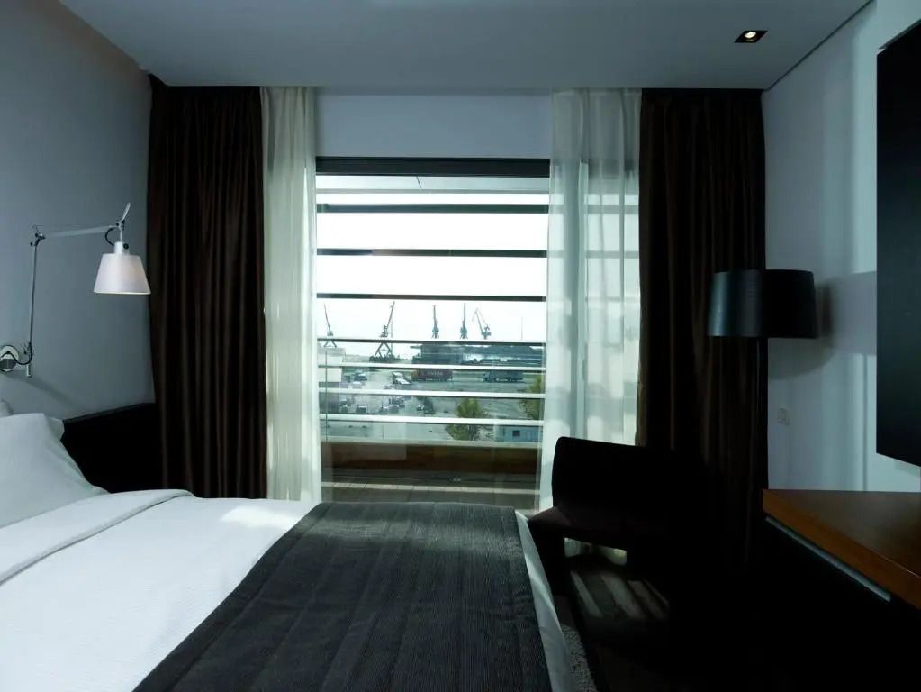 Modernes Superior Doppelzimmer mit Blick auf den Hafen durch ein großes Fenster