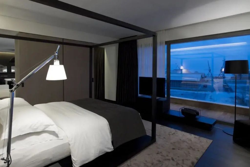 Schlafzimmer der Met Suite mit Blick auf beleuchtete Terrasse
