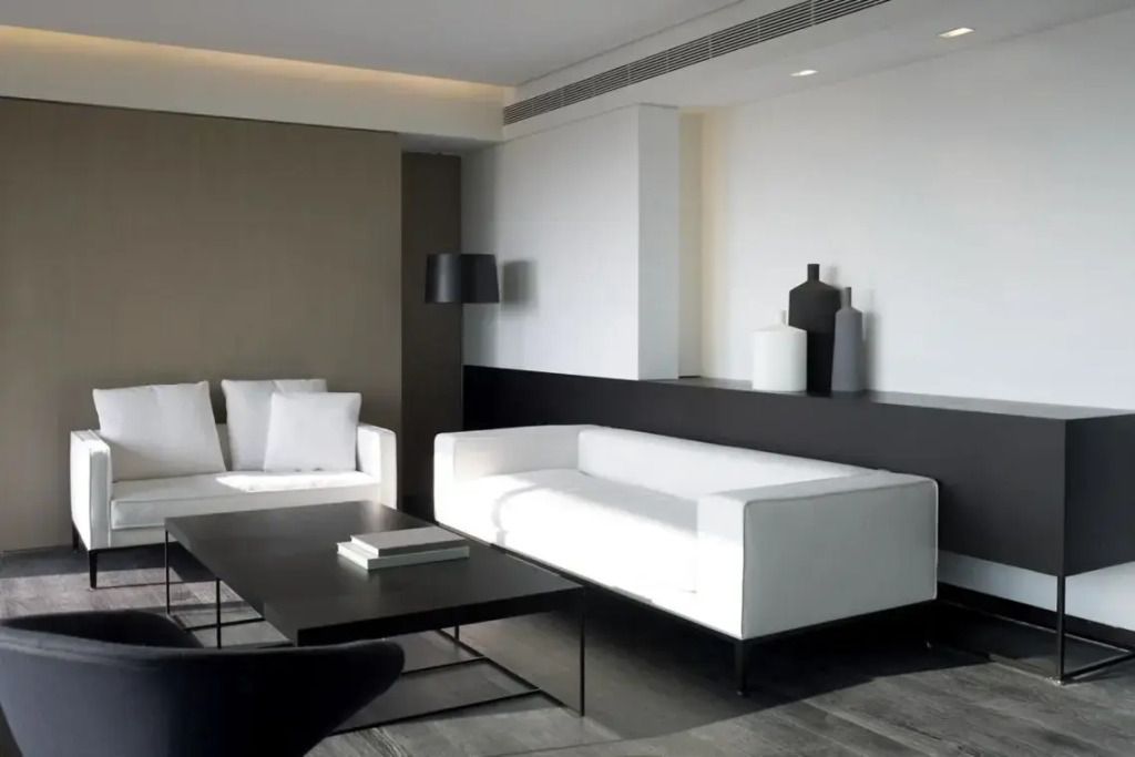 Helles Wohnzimmer der Met Suite mit moderner Einrichtung