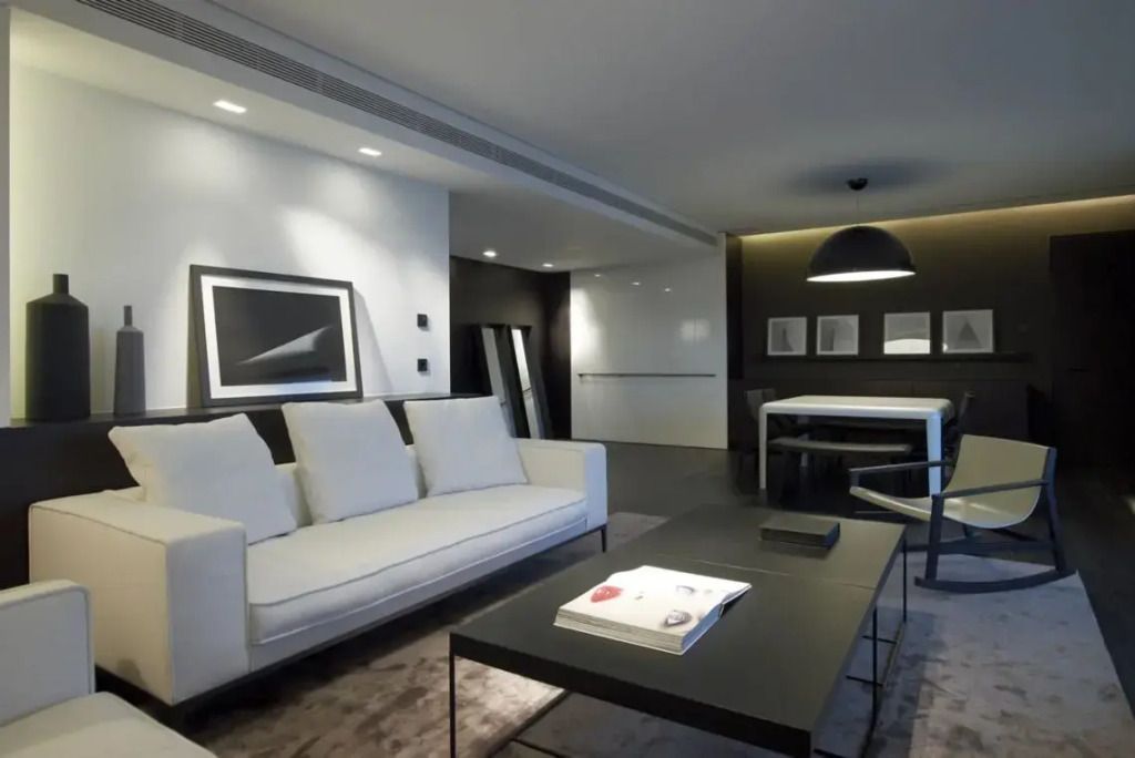 Geräumiges Wohnzimmer mit Kunstwerken und Esstisch in der Met Suite