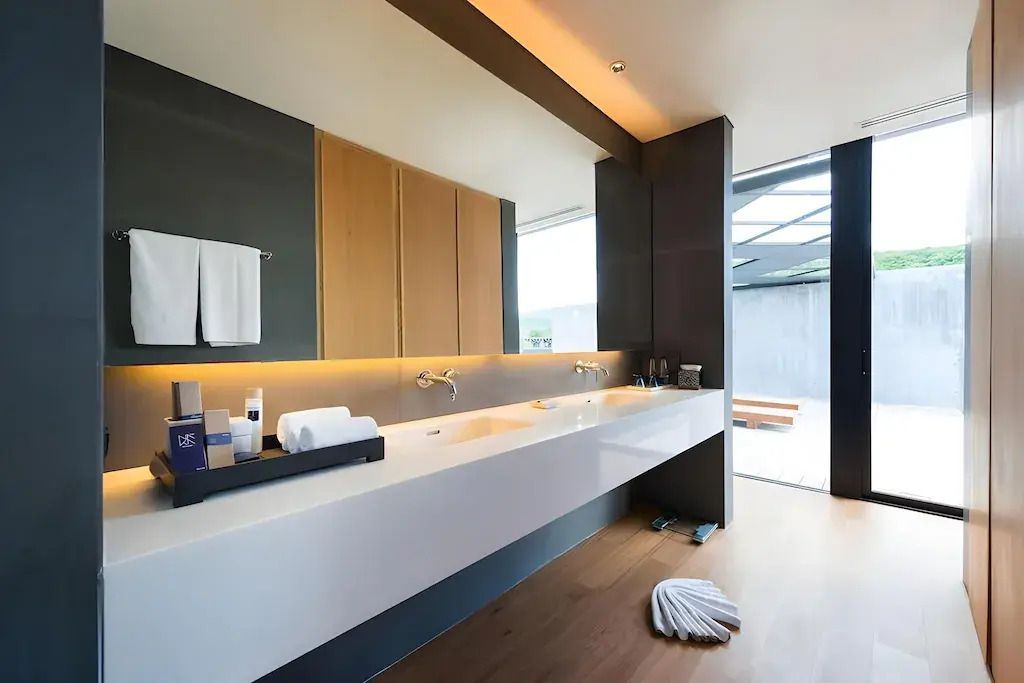 Elegantes Badezimmer mit Doppelwaschbecken und natürlichem Licht