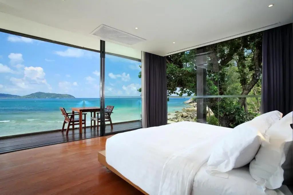 Luxuriöses Schlafzimmer mit Meerblick und Zugang zum Balkon