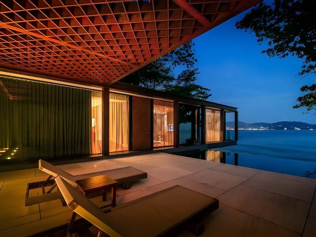 Terrasse der Villa mit Blick auf das Meer und Lounge-Möbeln