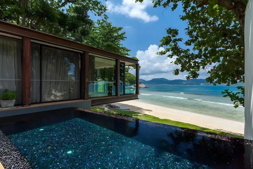 Infinity-Pool mit traumhaftem Blick auf das Meer und weißen Sandstrand