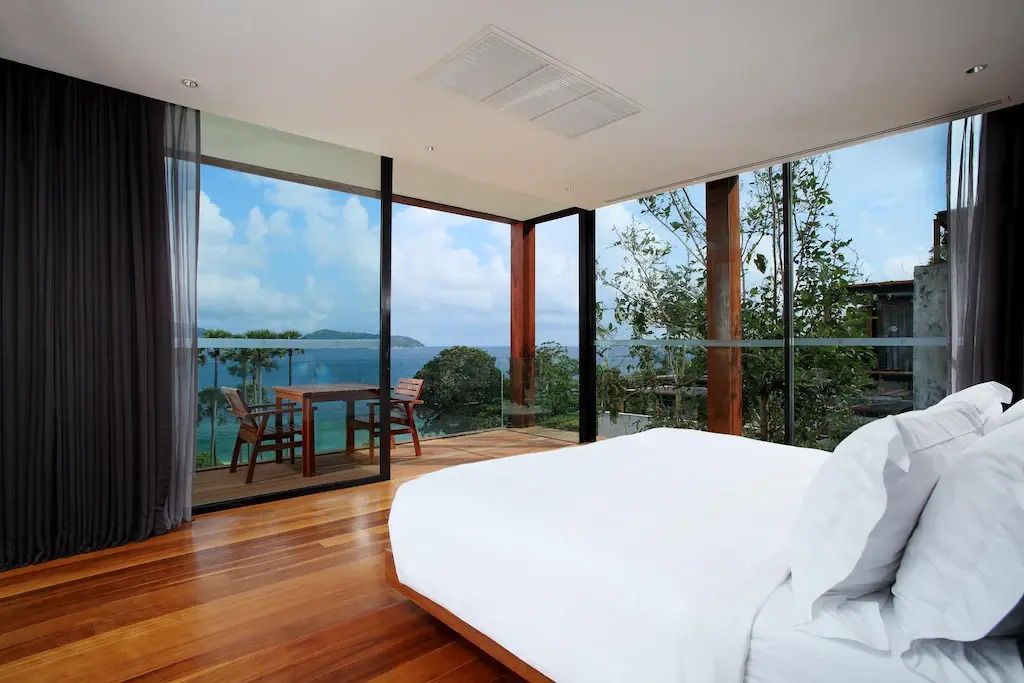 Moderne Villa mit großem Bett und Panoramablick auf das Meer