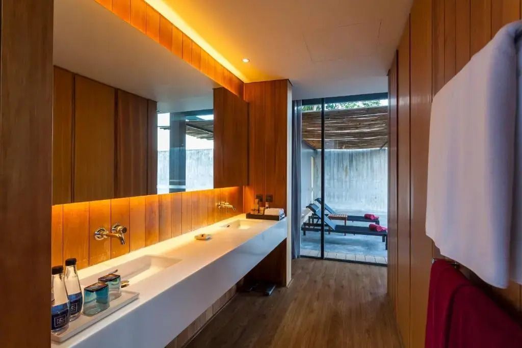 Elegantes Badezimmer mit Doppelwaschbecken und Zugang zur Terrasse