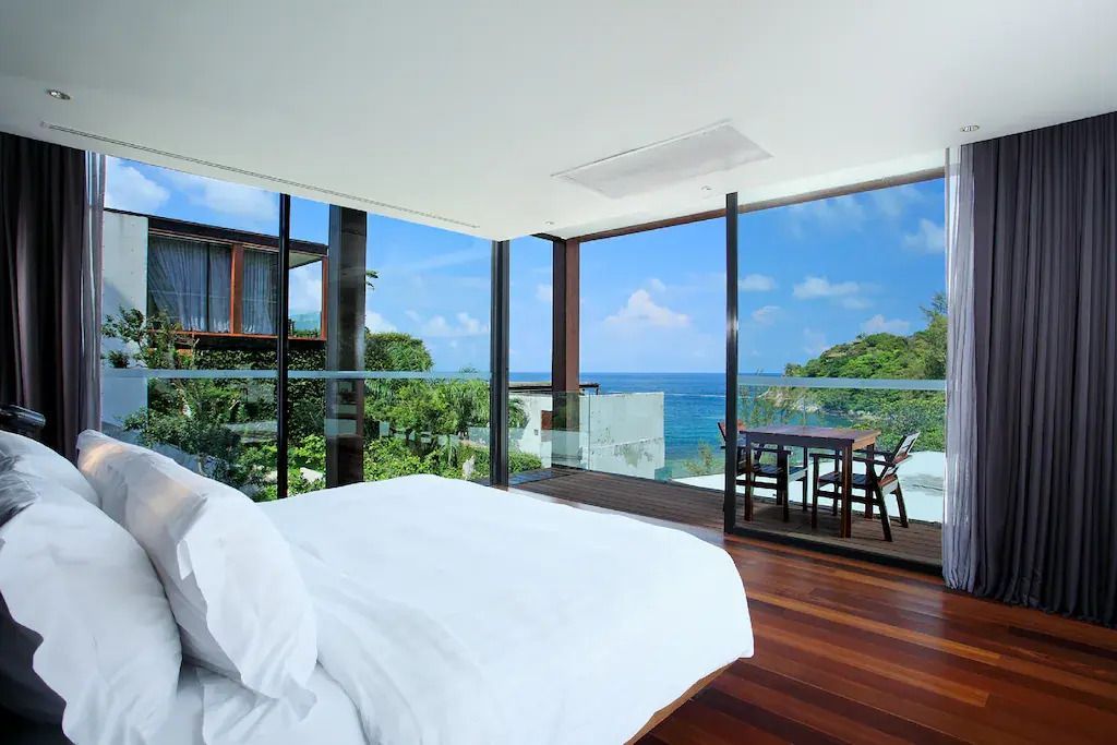 Villa-Schlafzimmer mit Panoramaaussicht auf das Meer und die Natur
