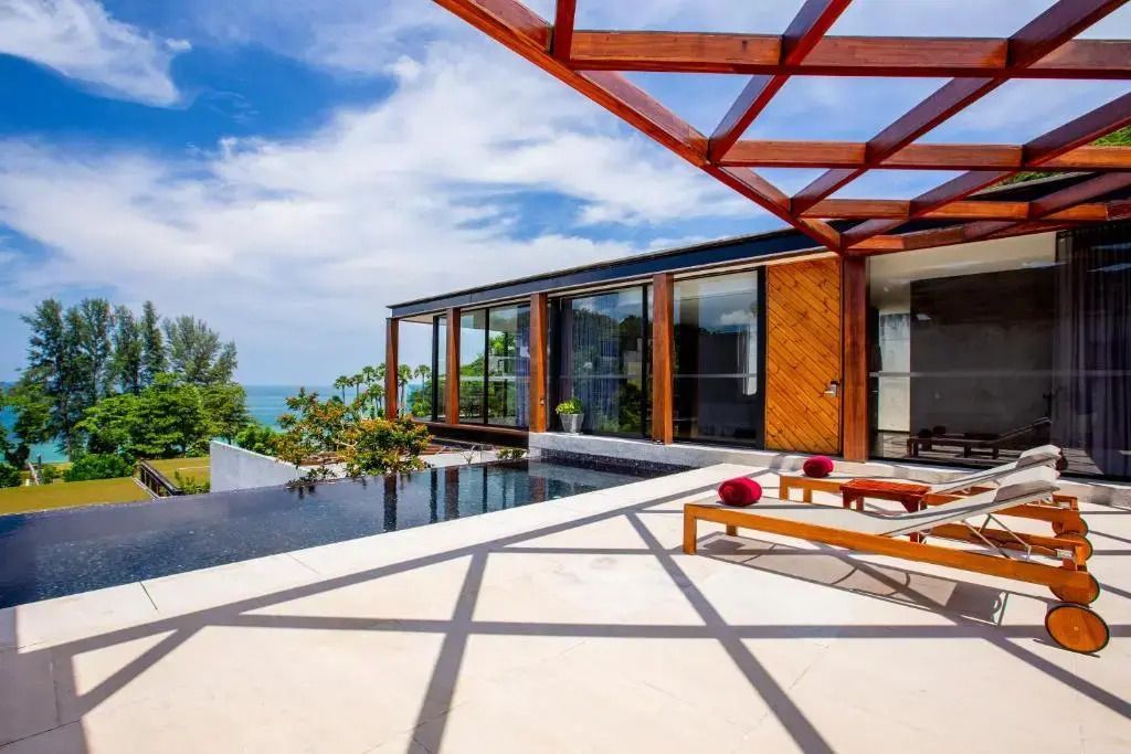 Private Sonnenterrasse mit Pool und atemberaubender Aussicht