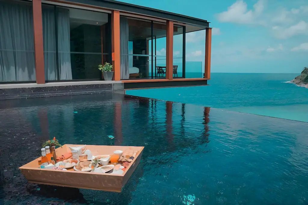 Privater Infinity-Pool mit leckeren Snacks auf einem Tablett. Villa über dem Meer.