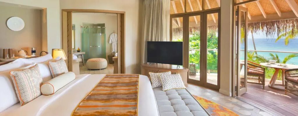 Luxuriöses Schlafzimmer mit privatem Poolblick durch große Fenster