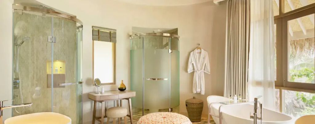 Modernes Badezimmer mit runder Dusche und eleganten Details