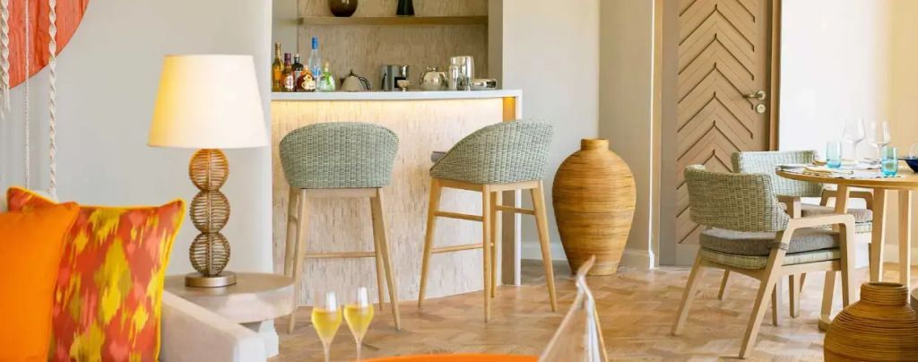Elegante Minibar mit Barhockern und luxuriösen Getränken