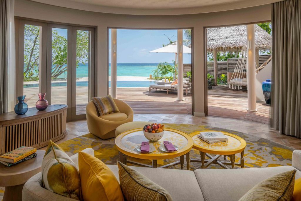 Offener Wohnbereich mit Meerblick und Zugang zur privaten Poolterrasse.