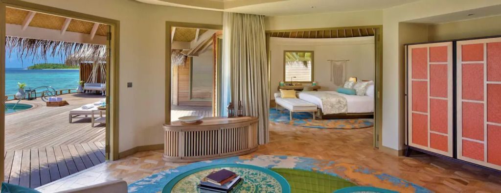 Helles Schlafzimmer mit Zugang zur Terrasse und modernen Holzakzenten
