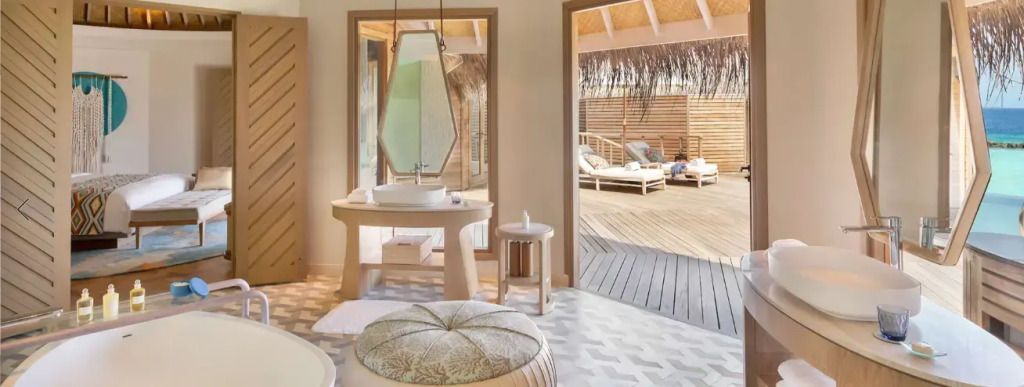 Geräumiges Badezimmer mit Design-Waschbecken und Terrasse im Hintergrund