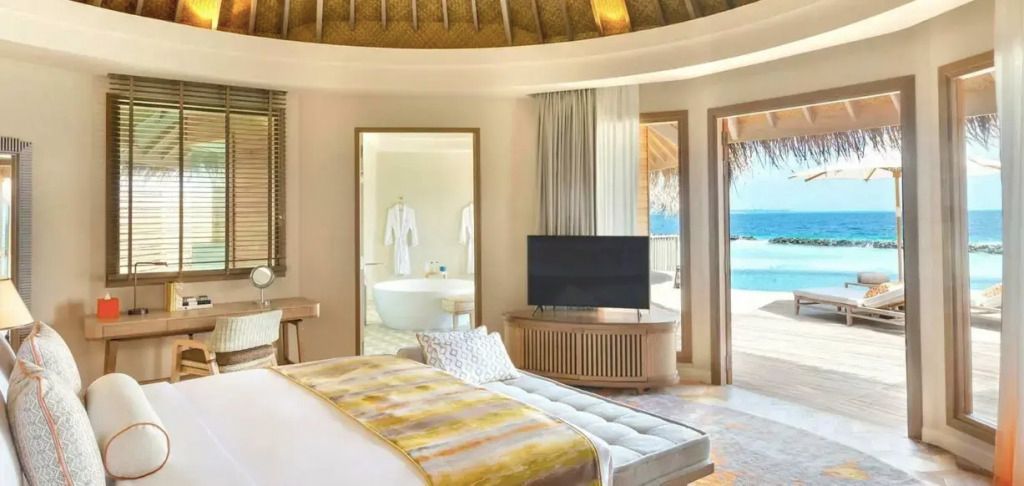 Elegantes Schlafzimmer mit Blick auf privaten Pool und Meer