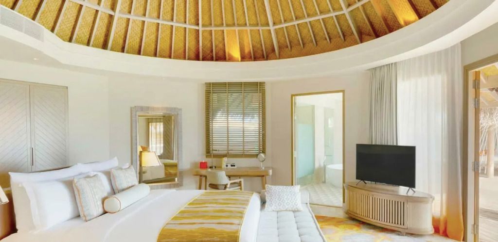 Schlafzimmer mit Holzdecke und Schreibtischfenster
