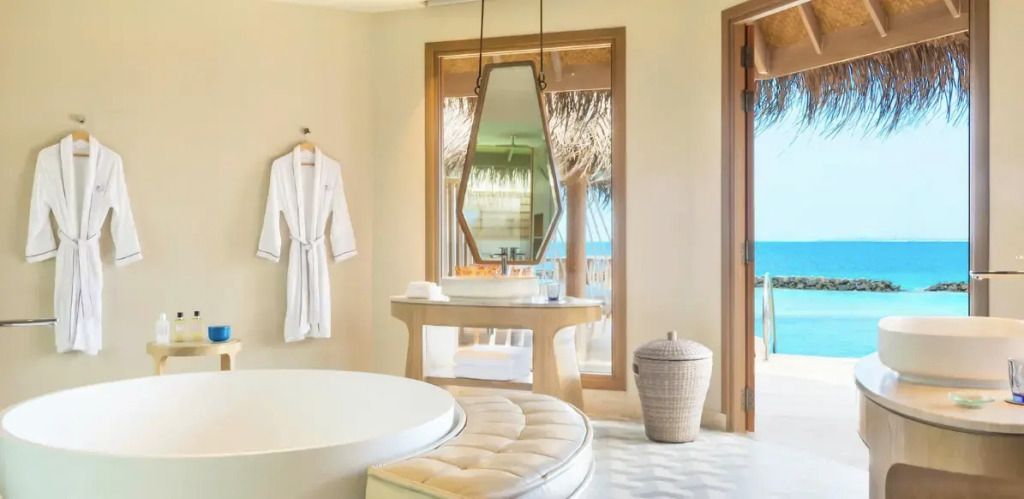 Helles Badezimmer mit Badewanne und Meerblick