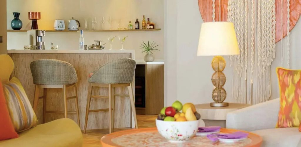 Minibar und Obstschale im Lounge-Bereich