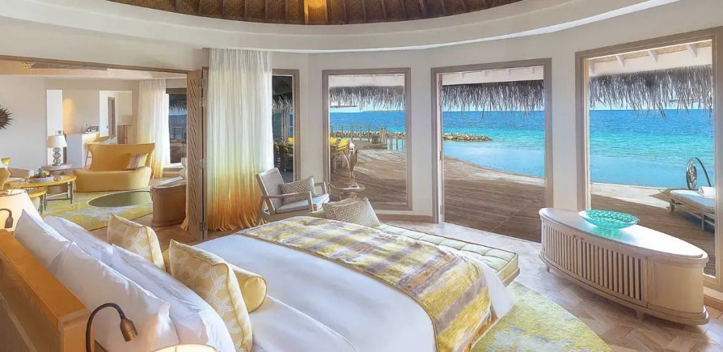 Helles Schlafzimmer mit Blick auf den Ozean und direktem Zugang zur Terrasse