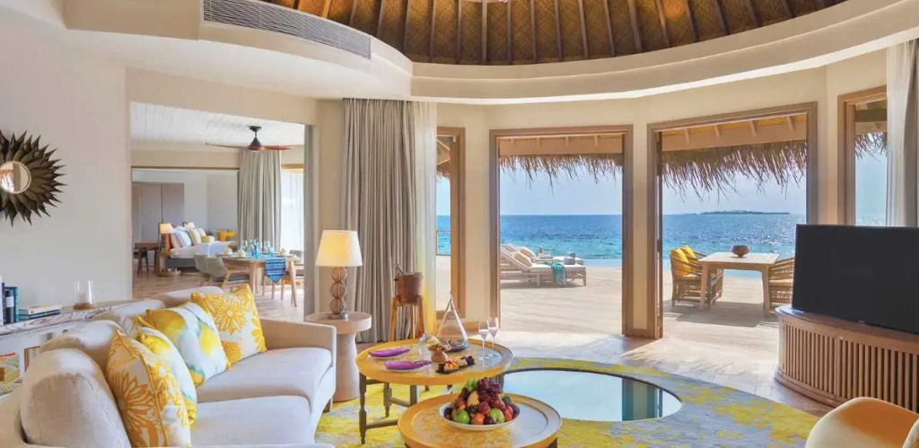 Luxuriöses Wohnzimmer mit Panoramablick auf das Meer und direktem Terrassenzugang