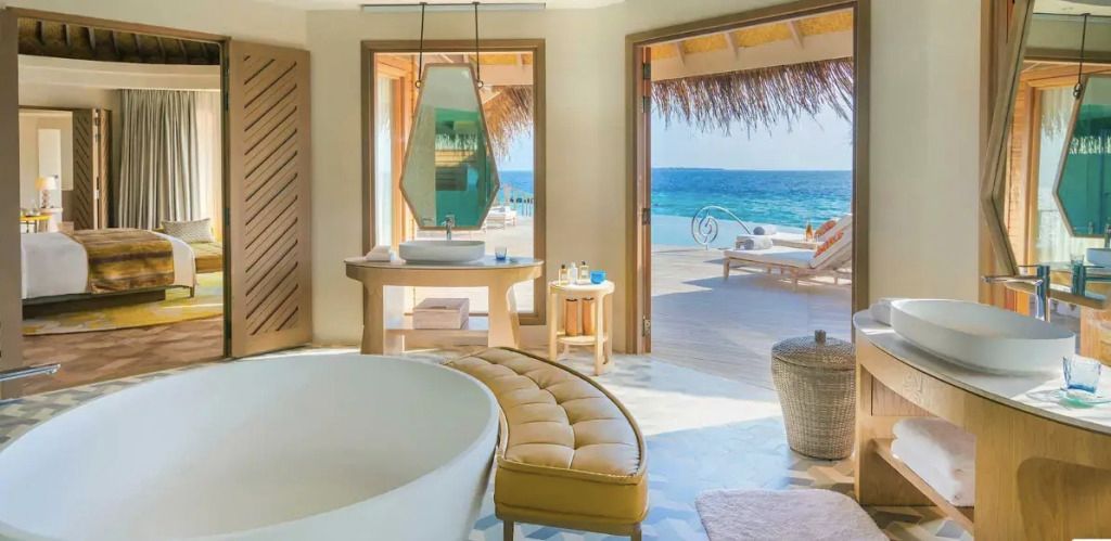 Helles Badezimmer mit freistehender Badewanne und Zugang zur Meerterrasse