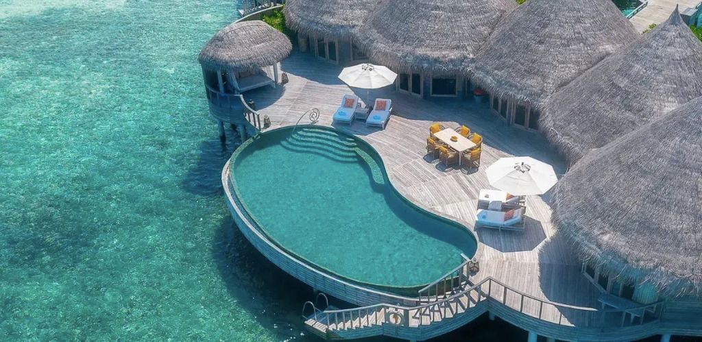 Privater Infinity-Pool auf der Terrasse mit Meerblick und Sitzbereich