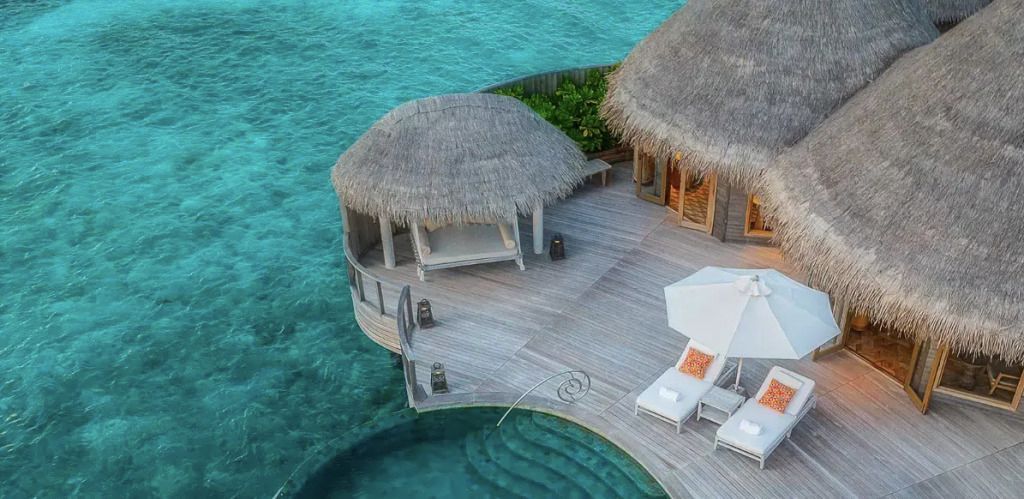 Terrasse mit Pavillon und direktem Zugang zum kristallklaren Meerwasser