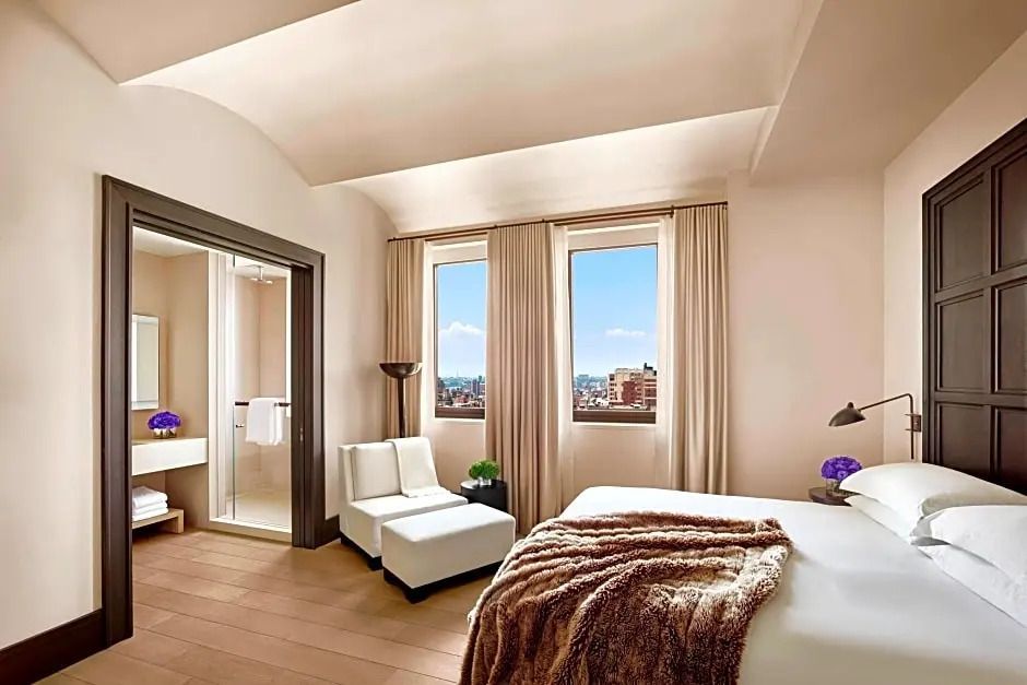 Hell eingerichtetes Deluxe Doppelzimmer mit Stadtblick und moderner Einrichtung.