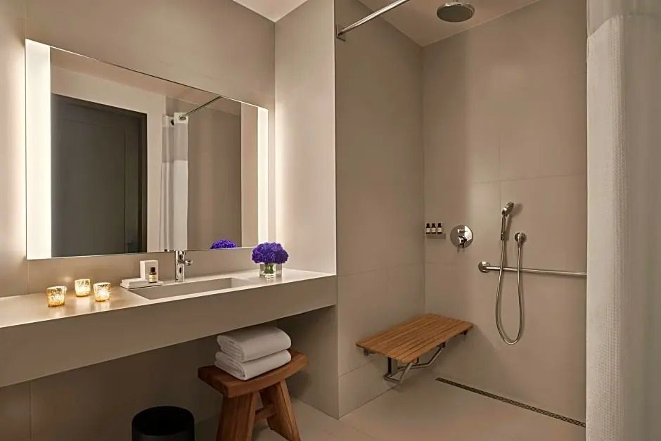 Modernes Badezimmer mit walk-in Dusche und luxuriösen Details.