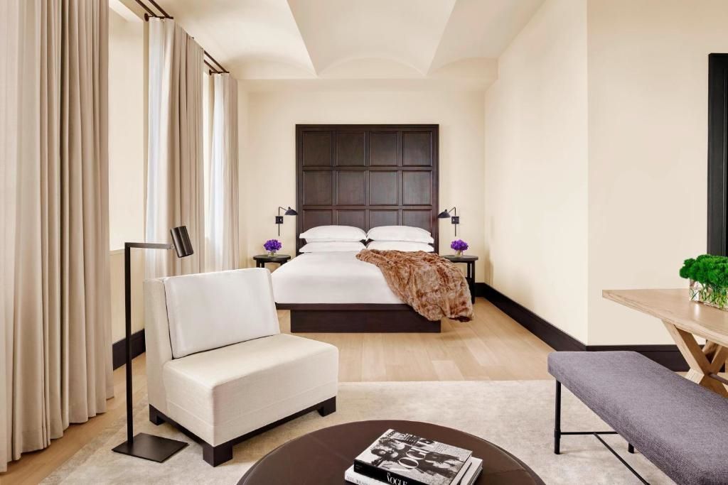 Elegantes Schlafzimmer in der Flatiron Doppel Suite mit luxuriösem Doppelbett.