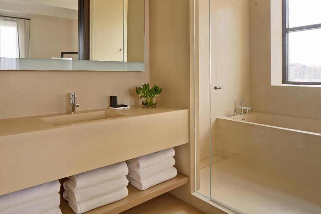 Luxuriöses Badezimmer mit Badewanne und stilvollen Details.