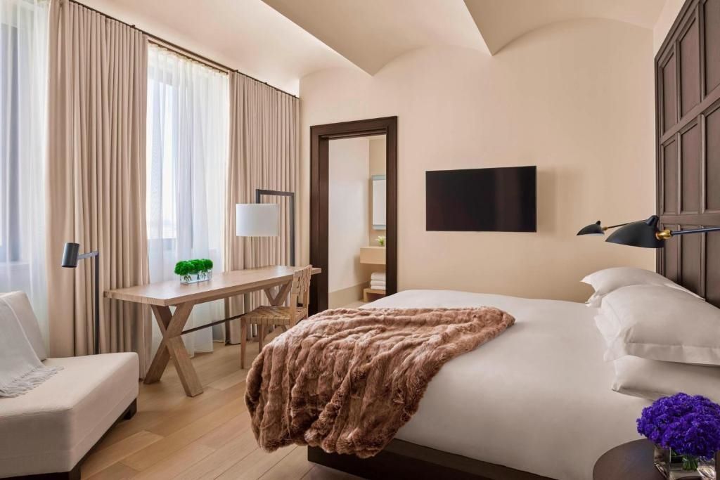 Modernes Gästezimmer mit Doppelbett und Schreibtisch im Hotel The New York EDITION.