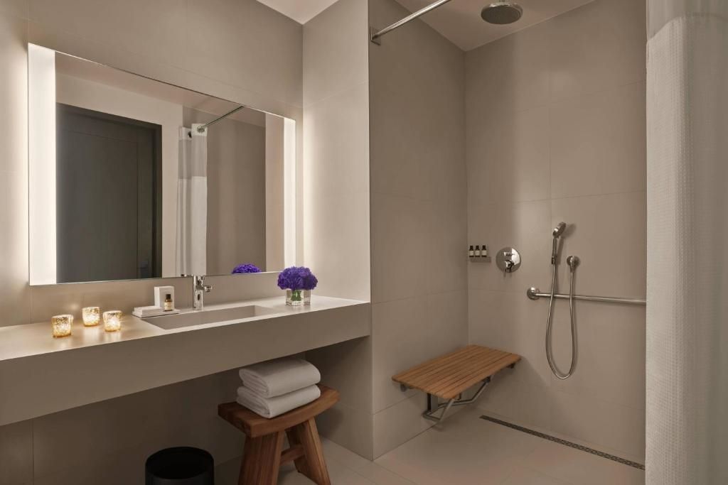 Modernes Badezimmer mit Dusche und dezenter Beleuchtung