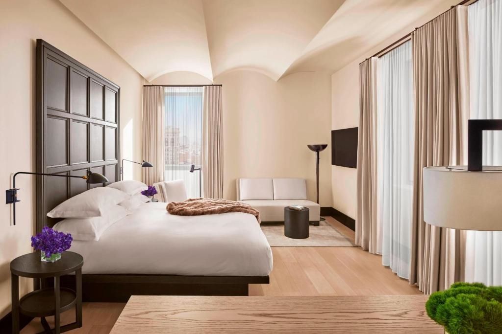 Elegantes Loft Doppelzimmer mit Doppelbett und heller Einrichtung