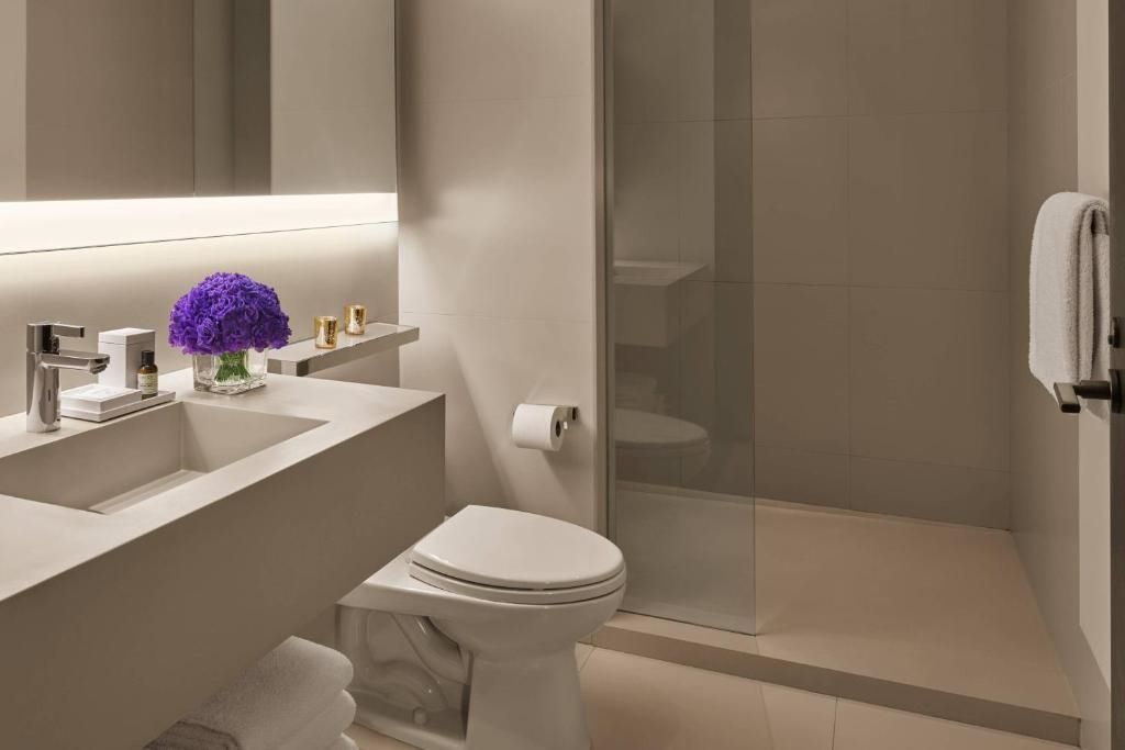 Geschmackvolles Badezimmer mit Dusche und luxuriösen Details