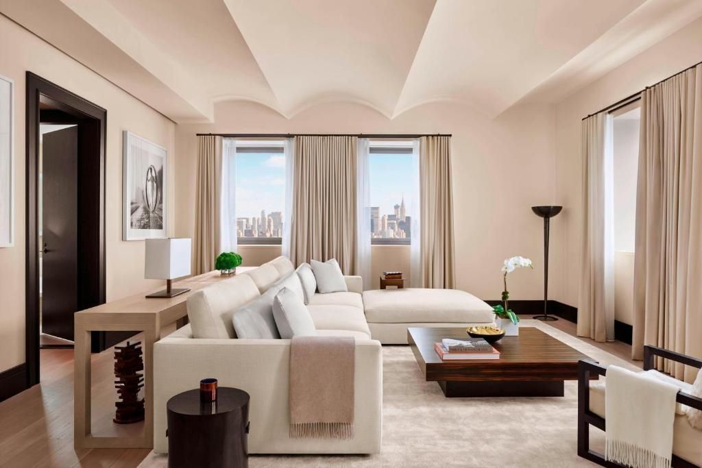 Wohnzimmer mit eleganter Sitzgruppe und Blick auf die Skyline von New York