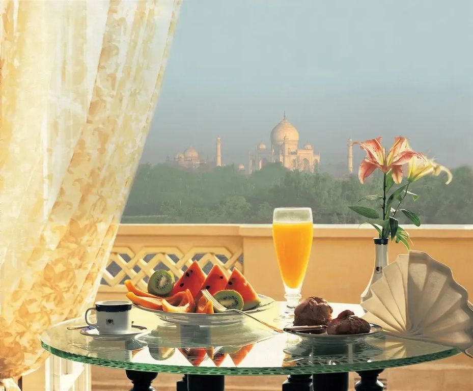 Balkon mit Ausblick auf den Taj Mahal und einem gedeckten Tisch mit Frühstück
