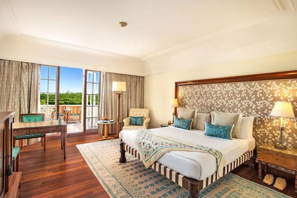 Luxuriöses Doppelzimmer mit großen Fenstern zum Balkon