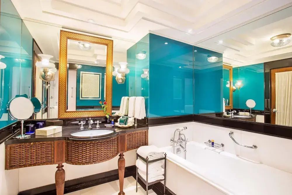 Luxuriöses Badezimmer mit Badewanne und eleganten Spiegeln